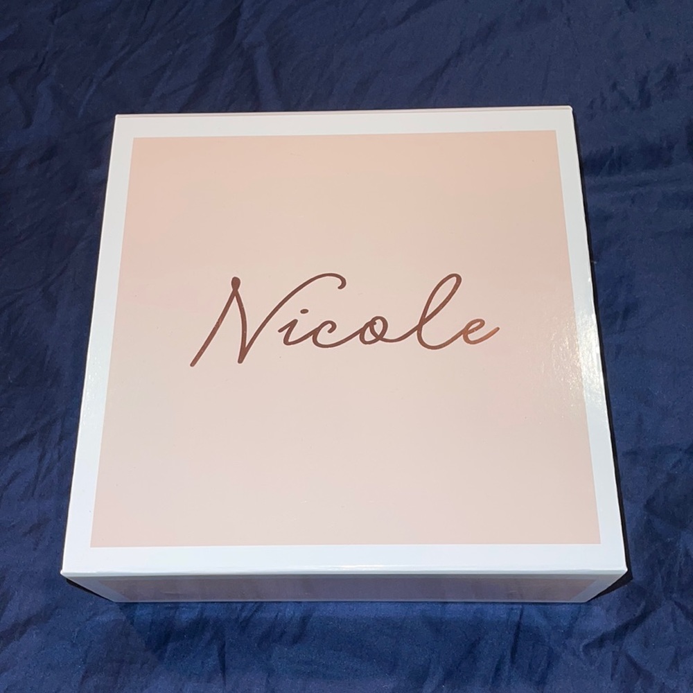 Magnet close personalized gift box